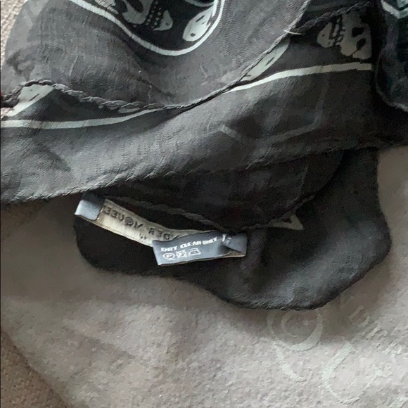 HP🎉 Alexander McQueen 💯 authentic 💯 silk scarf - Picture 6 of 7